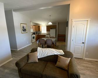 31 Cherry Lane - Large Home - Cozy Spaces - Lots Of Options - Three Hills