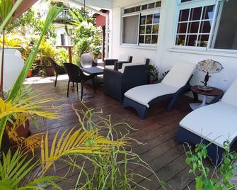Manava Tahara'a Home Stay - Arue - Innenhof