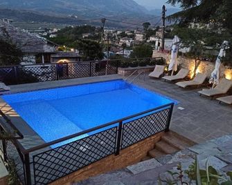 Boutique Hotel Praga - Gjirokastër - Zwembad