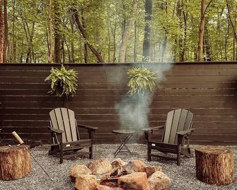 A luxurious glamping tent nestled in the trees. - Denver - Binnenhof