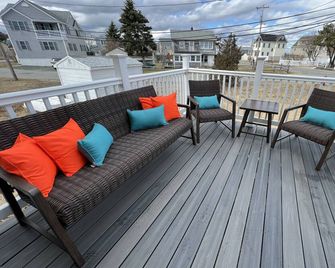 Updated & spacious 4bd/2bth on Plum Island - 2 min walk to beach - Newburyport - Balkon
