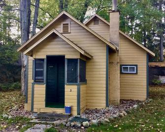 Beautiful Lake! Cute Cabins! 6 Bedrooms, 3 Baths. Outdoor Lounge with Fire Pit! - Ellsworth - Building