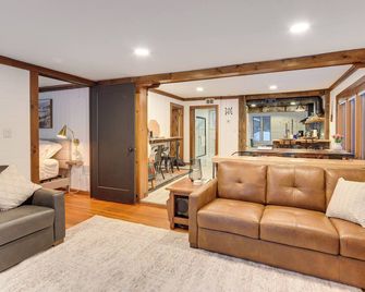 Waterfront Duluth Cabin with Deck and River View! - Duluth - Sala de estar