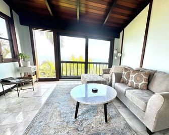 Pelican View, a whole cottage, with ideal location mid-way to beaches and town - Road Town - Huiskamer