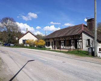house country close to the city shops shops nearby - Dosches - Edificio