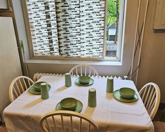 Spacious 2-bedroom apartment with AC in charming Eden - Eden - Їдальня