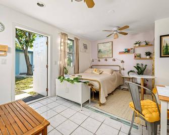 Banana Bungalow at Oeste Palma with BBQ, Bikes, Beach - West Palm Beach - Habitació