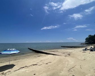 Summer Breeze waterfront NEW home with private beach and dock - Reedville - Beach