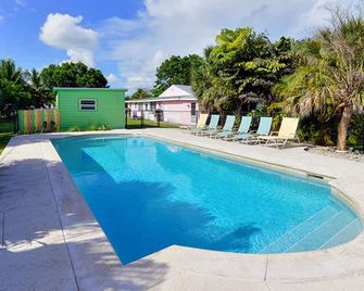 Charming cottages, dockage, pool, just minutes to Key West - 쿠조키 - 수영장
