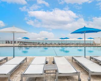 Ramada Plaza by Wyndham Marco Polo Beach Resort - North Miami Beach - Piscina