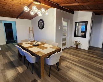 Ocean front retreat and spa - 5min to Taylor Head park - 시트 하버 - 다이닝룸