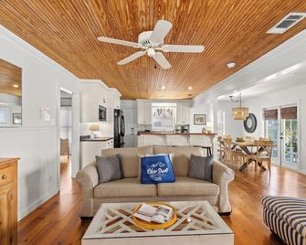 Cute Beach Cottage Steps to the Beach! Panama City Beach, FL! - Laguna Beach - Sala de estar