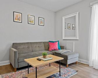1br/1ba Studio In Nkc|great Location+walkable - Kansas City - Living room