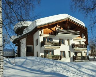 Lakeside - 3.5 Zimmer Ferienwohnung am Laaxersee - Laax - Gebäude