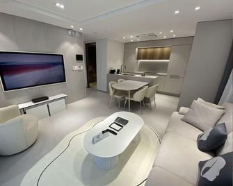 Hotel The Designers Lyj Suite Yeoksam - Seoul - Living room