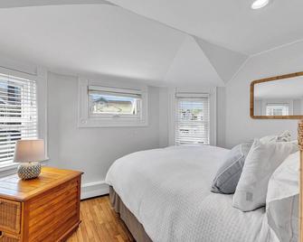 Spacious 5-bed +office home in beautiful Avon-by-the-Sea, 2 blocks from beach - Avon by the Sea - Bedroom