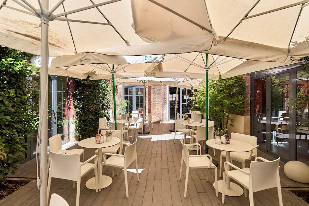 The Book Factory Hostel by gaiarooms