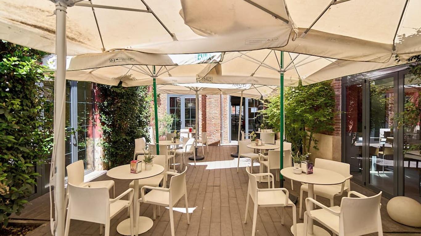 The Book Factory Hostel by gaiarooms