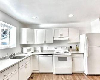 Convenient & Cozy | Free Laundry, Wi-Fi, & Parking - Pikeville - Cocina