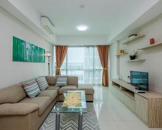 Well Appointed 2BR at Kemang Village Apartment - Jacarta - Sala de estar