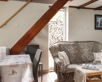 Gorgeous home in Ciney with WiFi - Ciney - Living room