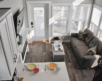 Waterfront Tiny House #5 Bayfront Resort Sandusky - Sandusky - Living room