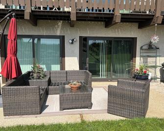 Inlaw apartment nestled in the country in a prestigious Frank Lloyd Wright home - Richmond - Patio