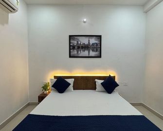 Shree Radha Vallabh Palace 800 m from Prem Mandir - Vrindavan - Camera da letto