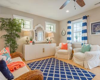 Beautiful 3 Story Ocean-Block Home For Rent - Fenwick Island - Вітальня