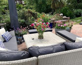 4 Star Luxury Romantic Break - The Pavilion at Brunger House (Dog Friendly) - Tenterden - Patio