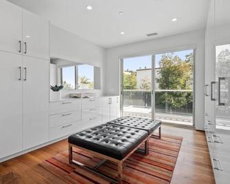 Luxury Coastal Home - Pool, Spa, Ac, & Ocean Views - Solana Beach - Living room