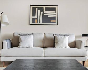 Lovely Spacious Beacon Hill 1BR w/Views, Gym by Blueground - Boston - Wohnzimmer