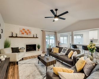 Hot Tub, Putting Green, Game Room! - Carrollton - Living room