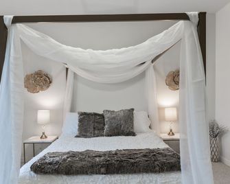 5br Vacation Home Hot Tub/Game Room/Water Views/Bbq/Firepit/Lg Yard - Camano Island - Bedroom