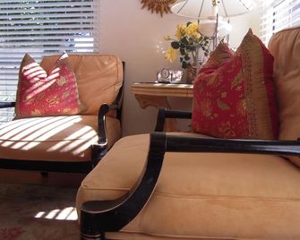 Charming Romantic Yacht Harbor Beach Cottage - Santa Cruz - Living room