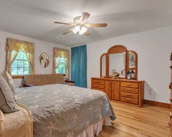 Cozy Bungalow Just Minutes from Mystic, Westerly Beaches, Boating and Casinos! by RedAwning - Groton - Schlafzimmer