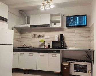 The 20m2 studio is attached to the owner's house. - Ботошані - Кухня