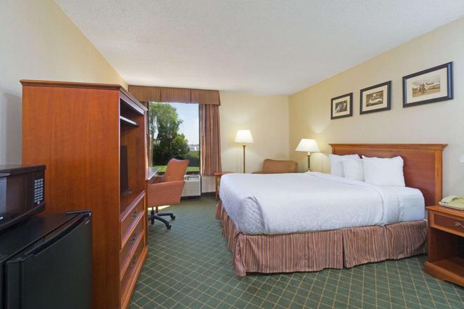 Days Inn By Wyndham Columbus Airport 62 1 0 5 Columbus