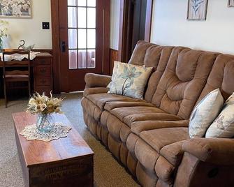 Vintage Charmer on Main Street - Greenup - Sala de estar