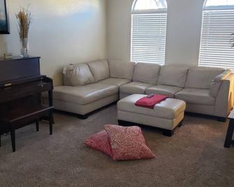 12mins fremont st.16mins to strip, w/ 86 inch TV, xbox, pool table & grill. - Winchester - Living room