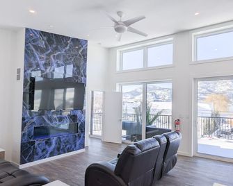 New Modern Executive Home across from Skaha Lake. - Penticton - Living room