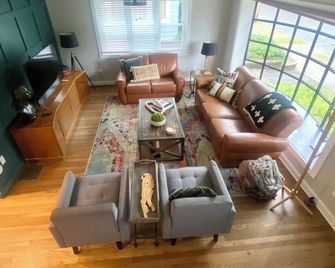 Binghamton's Beautiful Riverside Drive Living! - Binghamton - Living room
