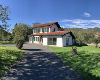 Maison Iturri Ondoan À St Jean Pied De Port - Outdoor Spa/Jacuzzi - Saint-Jean-Pied-de-Port - Gebäude