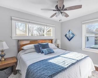 King room in Bed and Breakfast - And A Hot Tub! - Frankenmuth - Ložnice