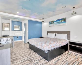 Tradewinds Motel - Lakewood - Bedroom