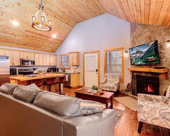 Charming 2-bedroom cabin close to Bryson City with AC, WiFi, Hot tub - Whittier - Living room