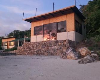 Dream Beach House at Sand Island Ecolodge - Coron - Building