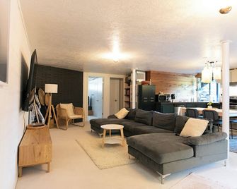 Cozy Pnw Modern Hideaway – Great Location, Sleeps 4, Spacious Comfort - Monmouth - Sala de estar