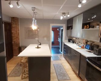 Renovated Apartment with Modern Amenities, Fenced-In Back Yard -Downtown Ashland - Ashland - Kitchen