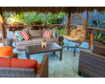 Villa Tropical - Your private Miami Resort with a heated pool - North Miami - Patio